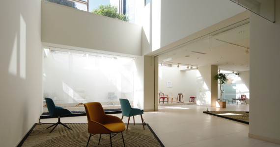 file3　スペイン大使館家具展　PlaRain　©大成建設一級建築士事務所